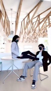 【小妮】咖啡厅帆布鞋踩狗 bf27806_绳艺库视频下载