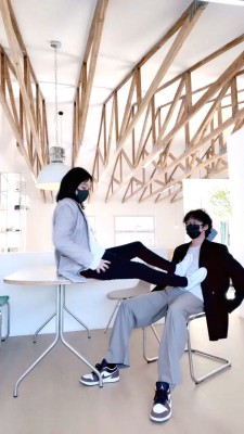 【小妮】咖啡厅帆布鞋踩狗 bf27806_绳艺库视频下载