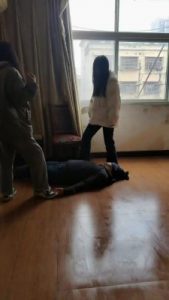 套路直播视频【最抗揍M】双S学生精神小妹艺术调-踢踹/运动鞋踩/骑马转胯 bf26124_绳艺库视频下载