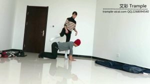 00后女主白长靴骑乘贱狗散步，强迫贱狗钻跨取乐！_绳艺库视频下载