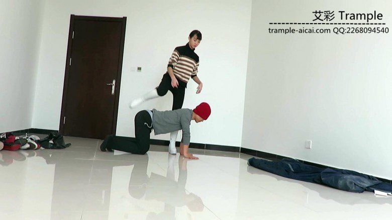 00后女主白长靴骑乘贱狗散步，强迫贱狗钻跨取乐！_绳艺库视频下载