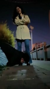 套路直播视频【嘉妮】户外惩罚跟踪狂-骑马遛狗舔脚【双视角完整版】 bf25741_绳艺库视频下载