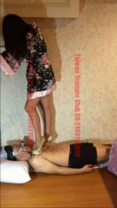 珊珊第一次踩踏奴隶_绳艺库视频下载