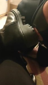 套路直播视频【飘飘S】长靴踩食物喂食/裸足深喉转胯 bf24278_绳艺库视频下载