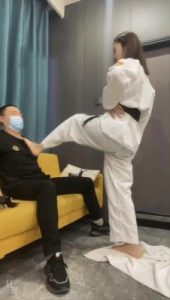 【LAPAPA】初六40码大脚跆拳道疯狂脚耳光强迫贱货舔脚 大脚踹扁贱狗 YC-220804-4_绳艺库视频下载