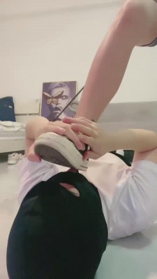 【小劳拉】匡威空军肉丝白袜踩踏 bf13677_绳艺库视频下载