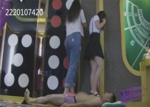 年轻的妈妈和女儿脚下的活物_绳艺库视频下载