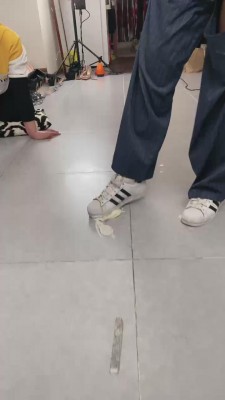 【二宝】教素人学生S踩食物喂食/强迫吃袜子 bf11222_绳艺库视频下载