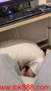 【嘟嘟】网吧专用舔脚狗_绳艺库视频下载