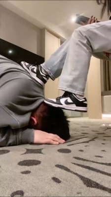 【海绵大大】AJ踩踏碾压/骑马闻臭袜臭脚 bf27238_绳艺库视频下载