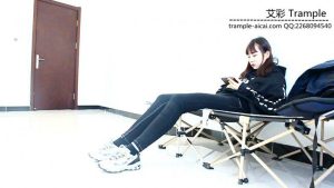 跪舔00后天使女主运动鞋底被运动鞋碾踩下体身体！_绳艺库视频下载