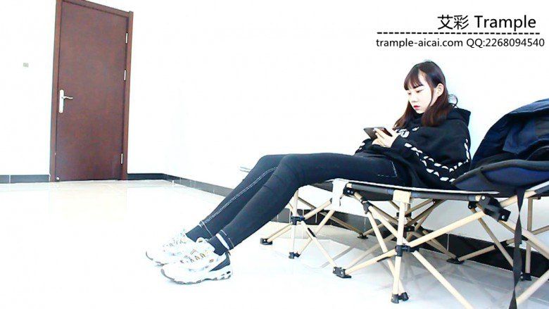 跪舔00后天使女主运动鞋底被运动鞋碾踩下体身体！_绳艺库视频下载