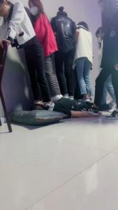 套路直播视频【精神小妹】6S素人学生-全体重踩踏-运动鞋+棉袜 bf26040_绳艺库视频下载