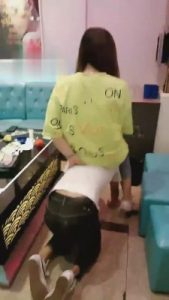 【平凡】KTV小白鞋碾压家奴-耳光口水 bf1859_绳艺库视频下载