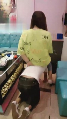 【平凡】KTV小白鞋碾压家奴-耳光口水 bf1859_绳艺库视频下载