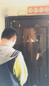 VIVI带狗拜访闺蜜_绳艺库视频下载