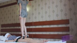 『小妮女女』平底鞋全体重践踏母狗，跺下体跺胸，全重量踩脸脖子，羞辱-_绳艺库视频下载