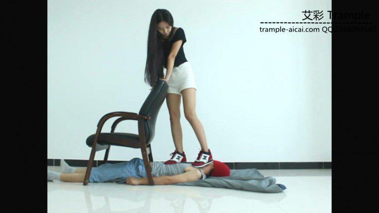 天依女主脚下的运动人体垫！_绳艺库视频下载