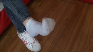 黑冰 超狠踢裆 踢废尾行淫贼_绳艺库视频下载