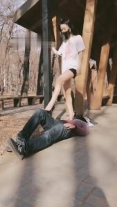 【傲柔】户外高跟踩塔-路人围观 bf8658_绳艺库视频下载