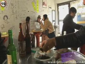 饭店里大哥和小弟一起和俩美女玩恋足踩踏,口水 R-2243_绳艺库视频下载