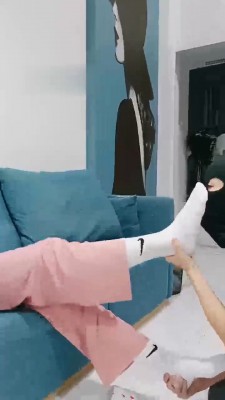 【嘉妮】闻运动后的棉袜臭脚【完整版】 bf18804_绳艺库视频下载