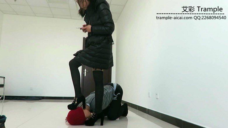 闻舔甜美媛媛女主性感高跟，女主高跟遛狗！_绳艺库视频下载