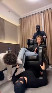 套路直播视频【二宝】三奴侍奉-物化肉垫沙发/跳踩【完整版】 bf25698_绳艺库视频下载