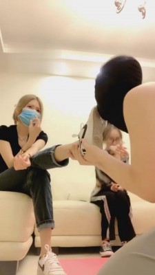 【希希子】推荐-3S牛仔裤坐脸/口水/小白鞋白袜羞辱 bf2301_绳艺库视频下载