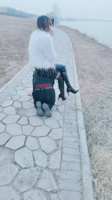 套路直播视频【梦幻大大】长靴S户外遛狗骑马爬行 bf23999_绳艺库视频下载