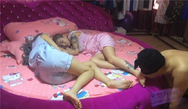 贱男人用酸奶清理美女的脚趾_绳艺库视频下载