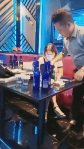 【莫妮卡】陪酒小妹KTV暴揍双M【双视角版】 bf11360_绳艺库视频下载