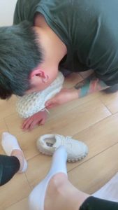 【娜美】小白鞋船袜羞辱脚下狗吃烟灰 bf13311_绳艺库视频下载