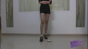 脏鞋原味袜子踩面包喂食，第一视角羞辱，控制_绳艺库视频下载