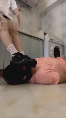 【云云酱】萝莉主重度踢裆狗 G-210816-17_绳艺库视频下载