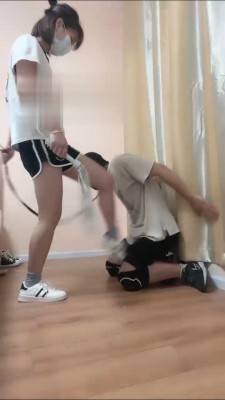 【云云酱】清纯学生主重度踢打虐 bf13872_绳艺库视频下载