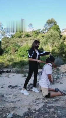 【莫妮卡】户外重度踢踹狠虐 bf2050_绳艺库视频下载