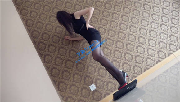 小妮黑丝性高跟鞋艺术粉碎笔记本电脑！_绳艺库视频下载