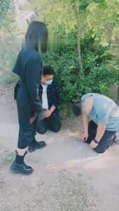 【羽诺】双狗野外闻脚 bf12014_绳艺库视频下载