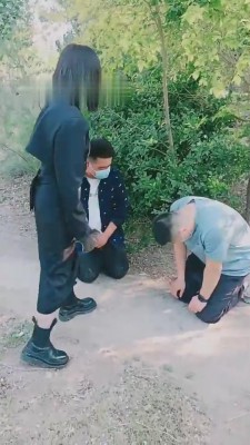 【羽诺】双狗野外闻脚 bf12014_绳艺库视频下载