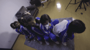 订制7人校服坐脸羞辱_绳艺库视频下载