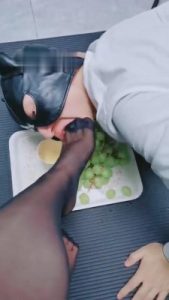 【紫禁女王】原味脚踩踏食物喂食 bf8347_绳艺库视频下载