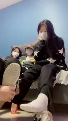 套路直播视频【精神小妹】6S素人学生主-原味白袜裸足气味羞辱/狂舔 bf26042_绳艺库视频下载