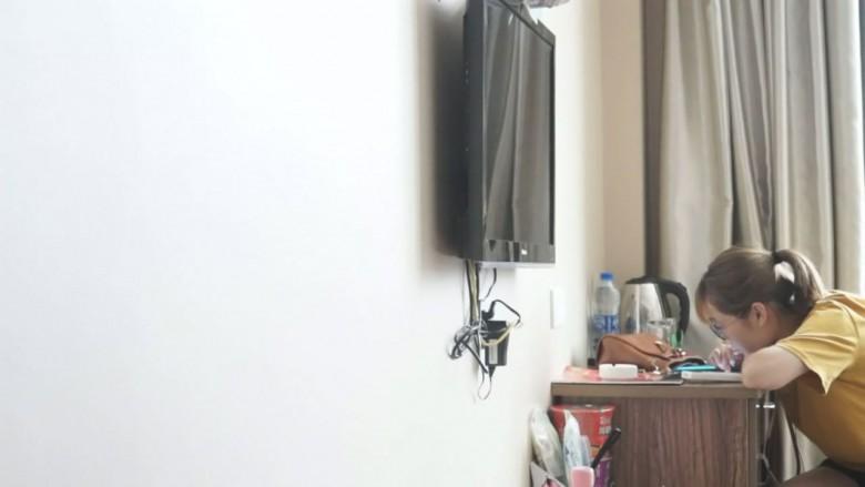 前台话务员小雨的初次裸足调教_绳艺库视频下载