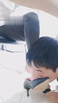 【雪儿】白领办公桌下恋足狗 bf12744_绳艺库视频下载