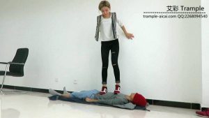 冰冰女主运动鞋蹦跳践踏贱狗身体下体！_绳艺库视频下载