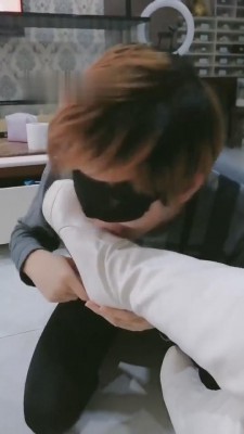 【傲柔】舌头打鞋油/白色高跟皮靴/口吞白鞋油_绳艺库视频下载