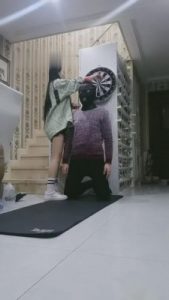 【傲柔】飞镖逗狗/踢踹扇打到狗跪地求饶 bf9715_绳艺库视频下载