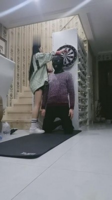 【傲柔】飞镖逗狗/踢踹扇打到狗跪地求饶 bf9715_绳艺库视频下载