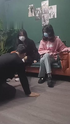 【重庆男神】两精神小妹暴打男神 bf10419_绳艺库视频下载